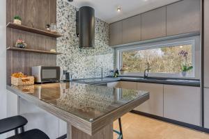 una cucina con ripiano in vetro e finestra di Villa Gigi - Happy Rentals a Višnjan (Visignano)