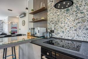 una cucina con un piano di lavoro con un forno a microonde di Villa Gigi - Happy Rentals a Višnjan (Visignano)