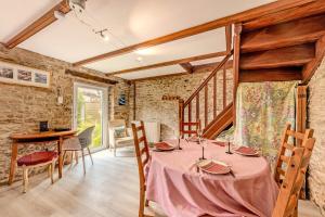 Posezení v ubytování Maison 6 personnes avec piscine