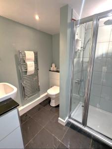Ένα μπάνιο στο Rural Studio with Shared Pool, Large Gardens & Tennis, Dog Friendly! Chichester Holiday Properties
