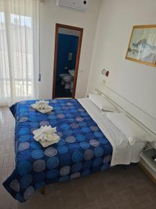 A bed or beds in a room at Hotel Sara*** Cesenatico