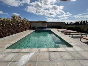 Πισίνα στο ή κοντά στο Charme provençal Mas authentique avec piscine