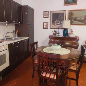A kitchen or kitchenette at Suite Dimora Lucrezia