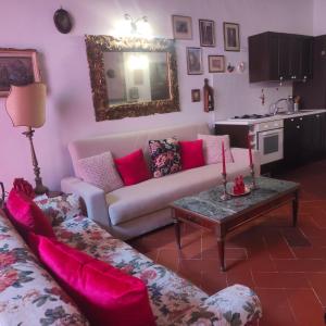 A television and/or entertainment centre at Suite Dimora Lucrezia