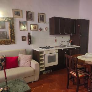 A kitchen or kitchenette at Suite Dimora Lucrezia
