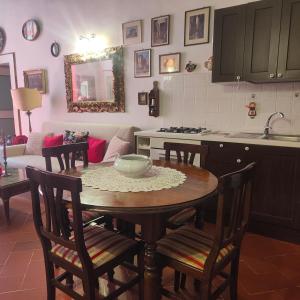 A kitchen or kitchenette at Suite Dimora Lucrezia