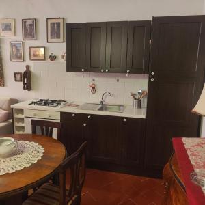 A kitchen or kitchenette at Suite Dimora Lucrezia