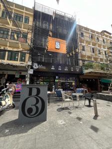un letrero número seis delante de un edificio en Bud Brew Beyond Dispensary and Hotel, en Bangkok