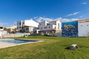 un murale sul lato di un edificio in un cortile di Villa Aqua Madalena by MP a Madalena