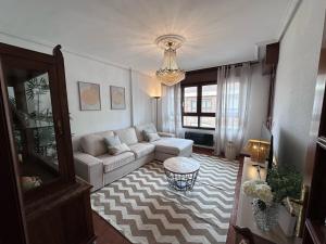 un soggiorno con un divano e un tappeto di AtuaireHome Descubre las Merindades a Villarcayo