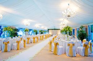 einen Hochzeitsbankett-Saal mit weißen Tischen und Stühlen in der Unterkunft Grand Coloane Resort in Macau