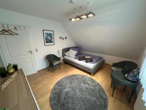 una sala de estar con un sofá y una mesa en Enks Home Bed & Breakfast, en Bakum