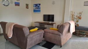 een woonkamer met twee stoelen en een tafel bij The Blissful Pitstop in Gatunga