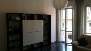 un armario blanco en una sala de estar con ventana en Casa Farinati 3, en Verona