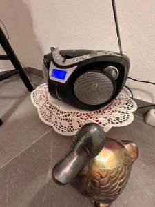 a camera on top of a table with a kettle at Perfect Getaway Room in Warburg