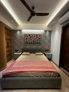 Postel nebo postele na pokoji v ubytování Luxury Apartment In Indiranagar