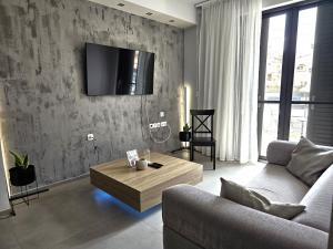 TV/trung tâm giải trí tại Spartan Townhouse Apt 1 Thermopylae Terrace