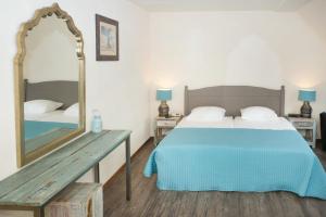 
Een bed of bedden in een kamer bij Hotel De Walvisvaarder
