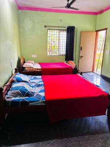 Postel nebo postele na pokoji v ubytování Yash Residency