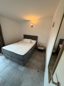 a small bedroom with a bed in a room at Appartement 32 - Résidence les Hameaux de Saint Cyprien in Lecci +4 photos