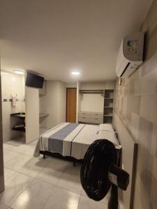 a bedroom with a bed and a kitchen at flat 017 Condominio Paraiso da Serra Negra - PE proximo Bodega de Veio in Bezerros +16 photos
