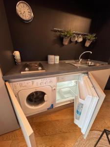 een keuken met een wasmachine en een wastafel bij Via Corradi in Sanremo