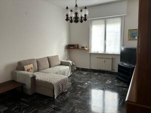 a living room with a couch and a television at Casa vacanze di Carla in Savona