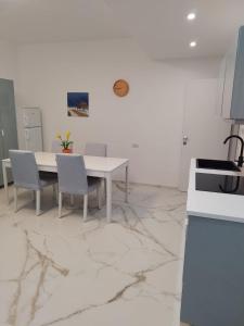 Kuchyň nebo kuchyňský kout v ubytování La casa di mest Pepp