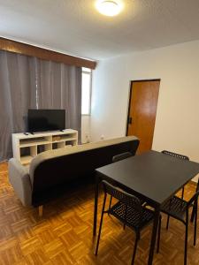 TV a/nebo společenská místnost v ubytování Habitación Privada Jerez 3