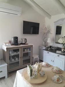 Příslušenství pro přípravu čaje a kávy v ubytování Cortile Fiorito B&B