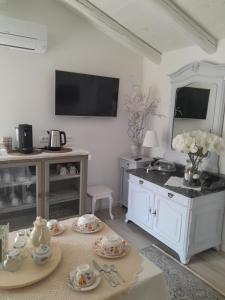 Příslušenství pro přípravu čaje a kávy v ubytování Cortile Fiorito B&B
