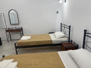 Rúm í herbergi á Hotel Hellas