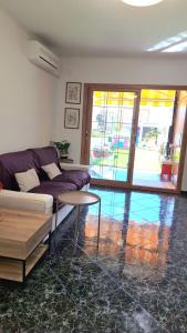 a living room with a couch and a table at Apartamento con encanto in Torredembarra