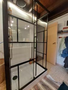 Bilik mandi di la maison du bonheur chez Yann HUMBLET