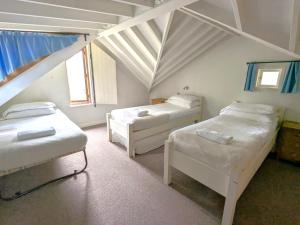 En eller flere senge i et værelse på Rural Cottage Retreat, Near Goodwood Festival of Speed, Dog Friendly with Shared Outdoor Pool, gardens & Tennis, Free Parking! Chichester Holiday Properties + 67 billeder