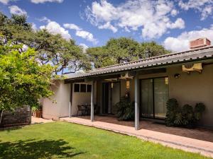 una casa con césped delante en Lavender Lane Guesthouse, en Kathu