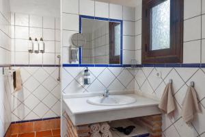 A bathroom at Boutique B&B Cortijo Valverde Álora