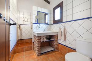 A bathroom at Boutique B&B Cortijo Valverde Álora