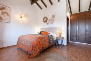 A bed or beds in a room at Boutique B&B Cortijo Valverde Álora