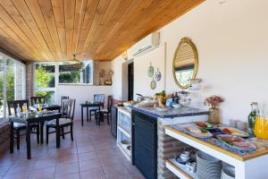 A kitchen or kitchenette at Boutique B&B Cortijo Valverde Álora