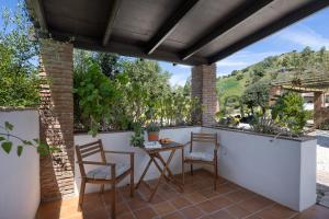 A balcony or terrace at Boutique B&B Cortijo Valverde Álora