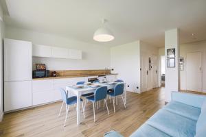 a kitchen and living room with a table and chairs at T4 rénové vue montagne hyper centre 3 chambres climatisation in Grenoble
