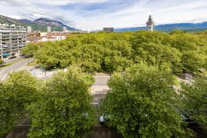 an overhead view of a city with trees at T4 rénové vue montagne hyper centre 3 chambres climatisation in Grenoble