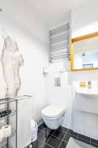 Un baño blanco con inodoro y lavabo. en Złota Apt 76 SuperApart - Z widokiem na PKiN, en Varsovia