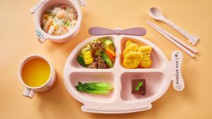 上海市にあるHoliday Inn Shanghai Pudong Airport, an IHG Hotelの食べ物とスープが入ったプラスチック製の弁当箱
