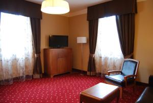 TV a/nebo společenská místnost v ubytování Hotel Milano Pool & Garden
