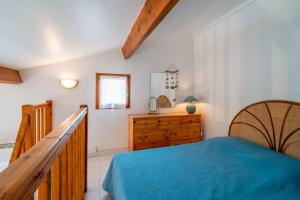 ein Schlafzimmer mit einem blauen Bett und einer Holzkommode in der Unterkunft Villa bord de mer in Gruissan + 17 Fotos
