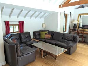 Et opholdsområde på Rural Cottage Retreat, Near Goodwood Festival of Speed, Dog Friendly with Shared Outdoor Pool, gardens & Tennis, Free Parking! Chichester Holiday Properties