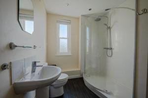 Ένα μπάνιο στο Heddwch - Beach House in Heart of Broad Haven for 14 +46 φωτογραφίες