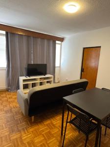 TV a/nebo společenská místnost v ubytování Habitación Privada Jerez 2